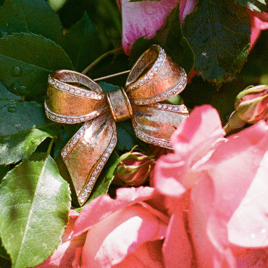 Adorable 1950s Gold Bow Brooch With Rhinestones