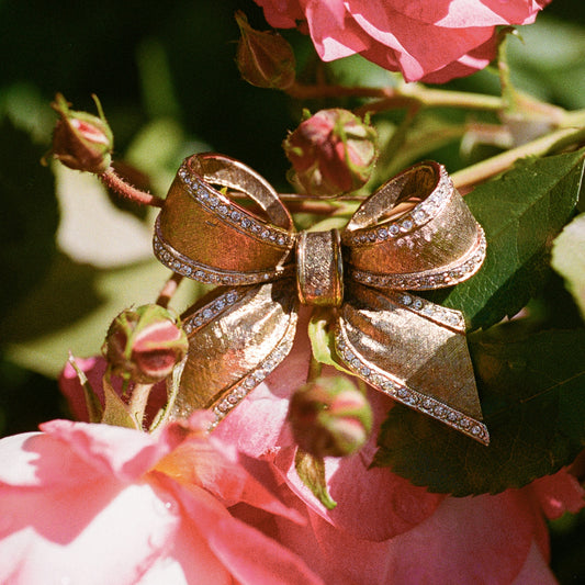 Adorable 1950s Gold Bow Brooch With Rhinestones