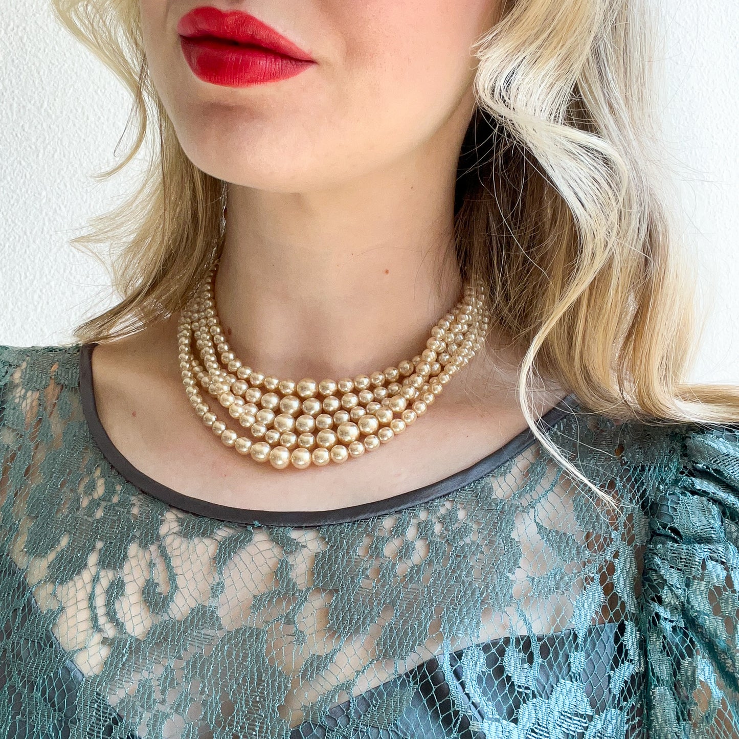 1950s Multi-Layered Luxurious Pearl Necklace With Rhinestones