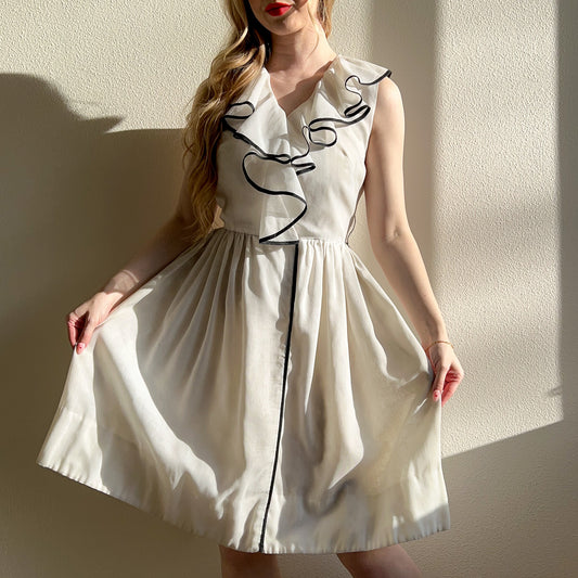 Cute 1950s White Cotton Dress With Black Trim (M)