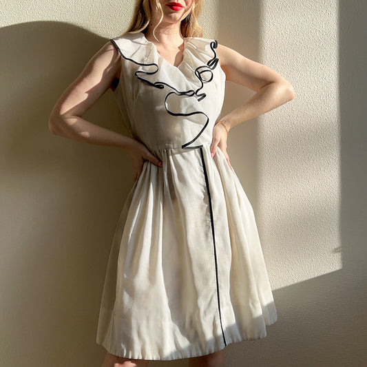Cute 1950s White Cotton Dress With Black Trim (M)