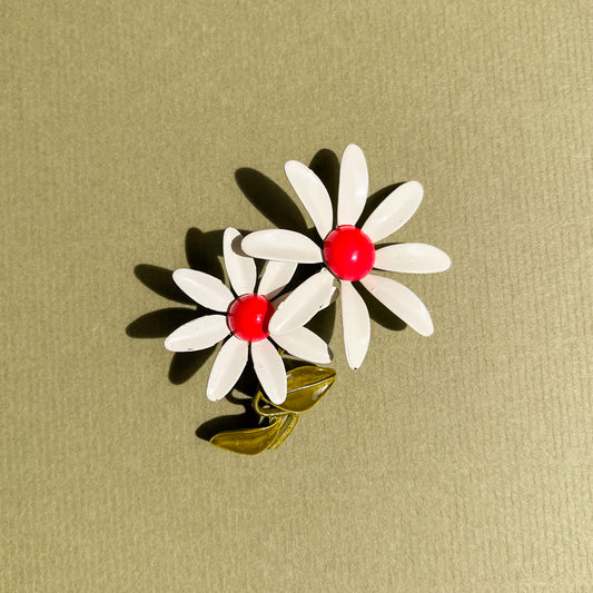 1960s White Daisies Brooch With Hot Pink Center