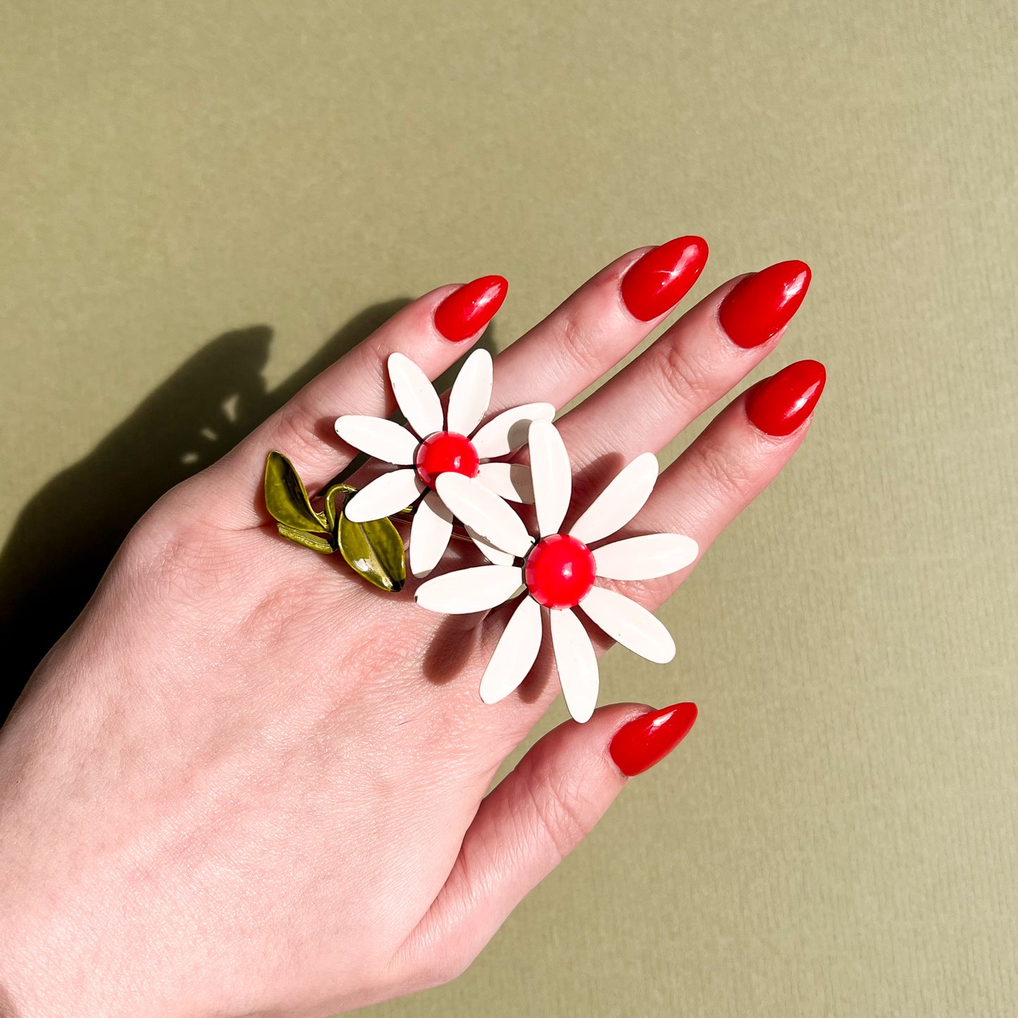 1960s White Daisies Brooch With Hot Pink Center