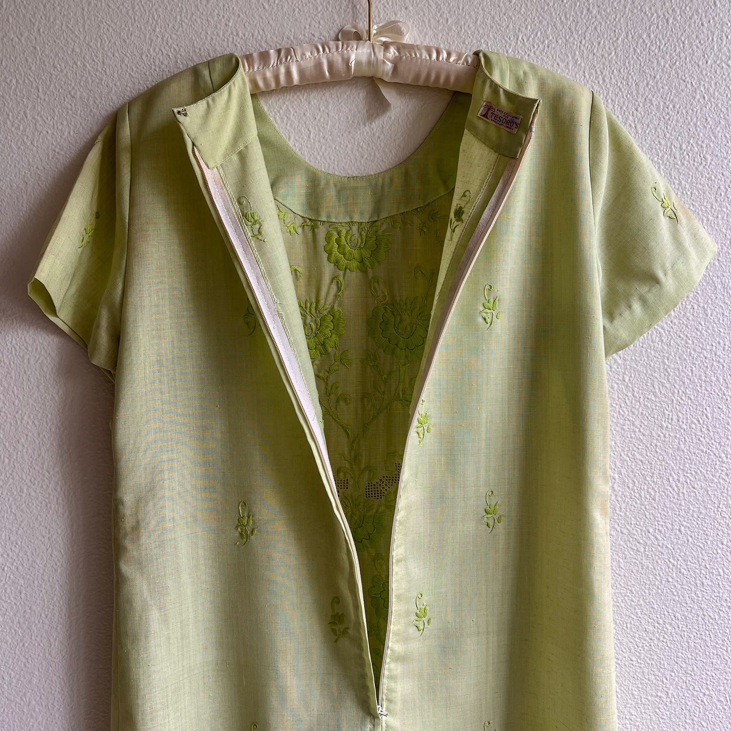 1960s Green Embroidered Summer Shift Dress (M/L)