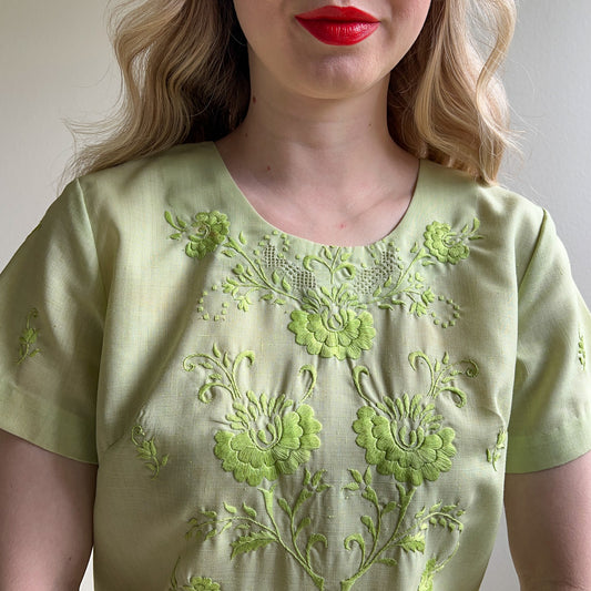 1960s Green Embroidered Summer Shift Dress (M/L)