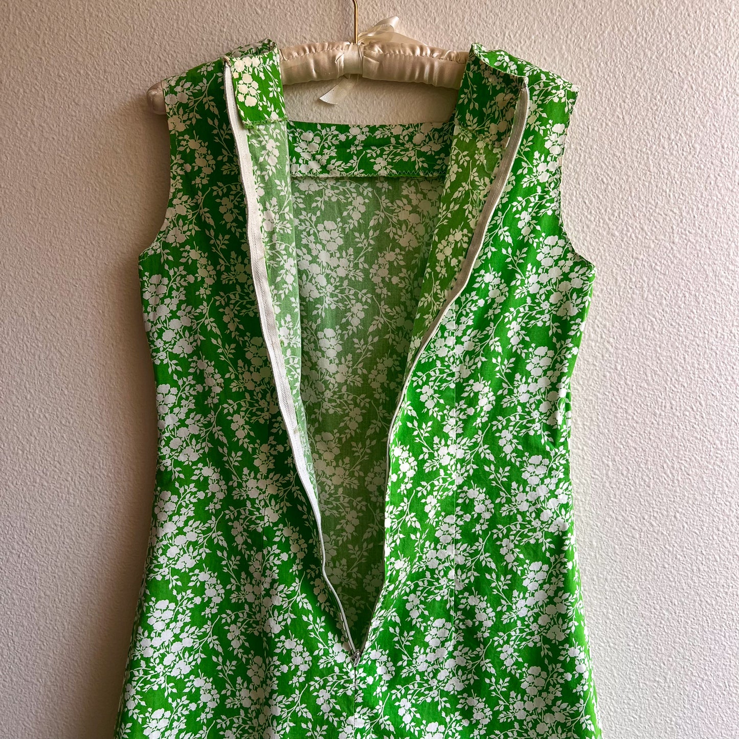 1960s Sleeveless Green Dress With White Floral Print (M)