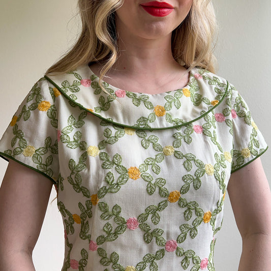 1960s Linen Spring Dress With Floral Embroidery (M/L)