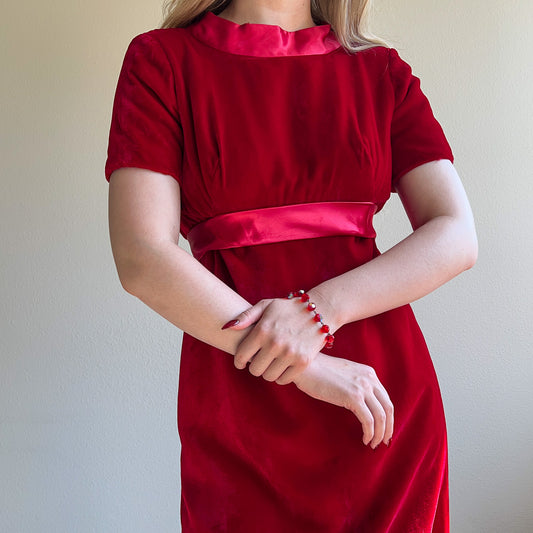 1960s Iridescent Red Beaded Bracelet
