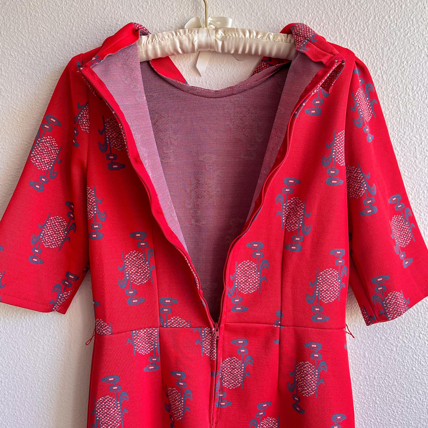 1960s Red Sheath Dress With Blue Corn Print (M/L)