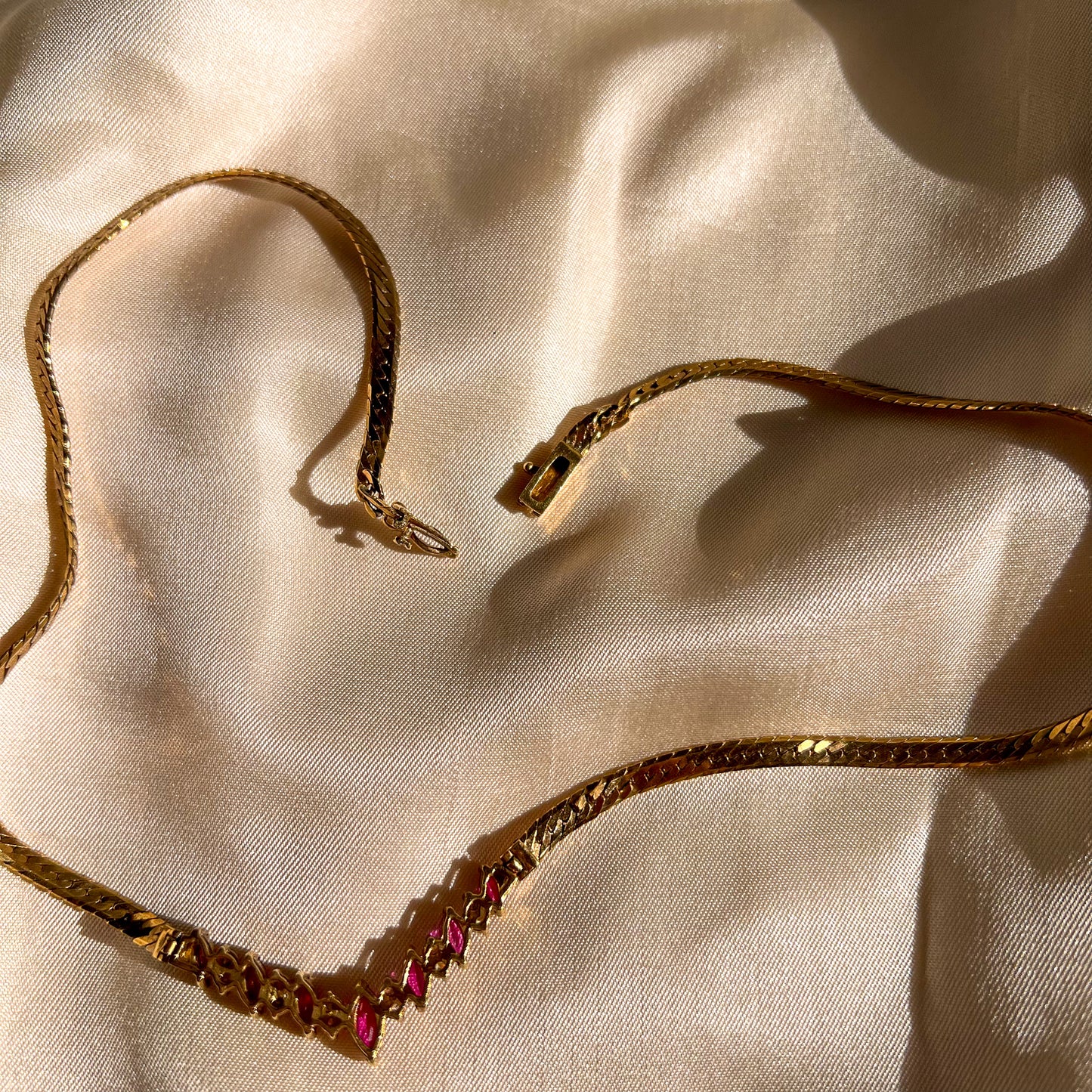 1970s Gold Herringbone Necklace With Pink Rhinestones