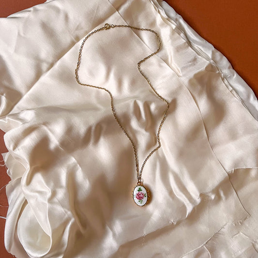 Pretty 1990s Pink Roses Locket Gold Necklace