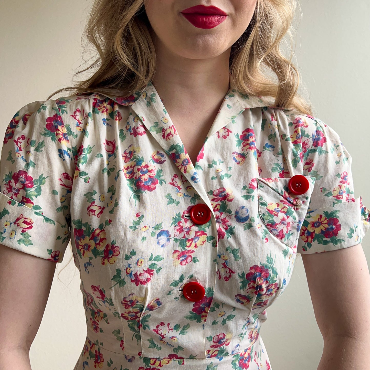 1940s Floral Print Cotton Dress With Red Buttons (XS/S)