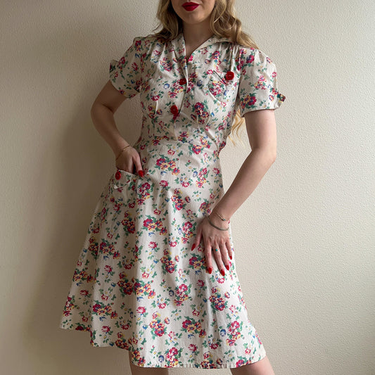 1940s Floral Print Cotton Dress With Red Buttons (XS/S)