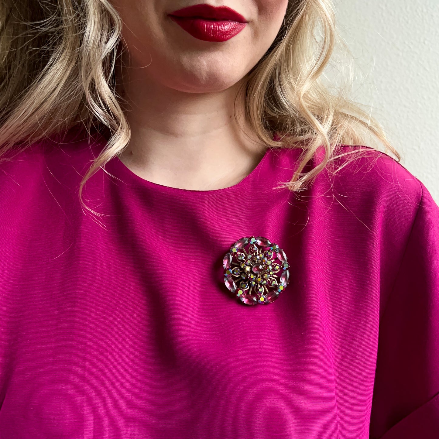 1950s Circular Brooch With Iridescent Pink Rhinestones