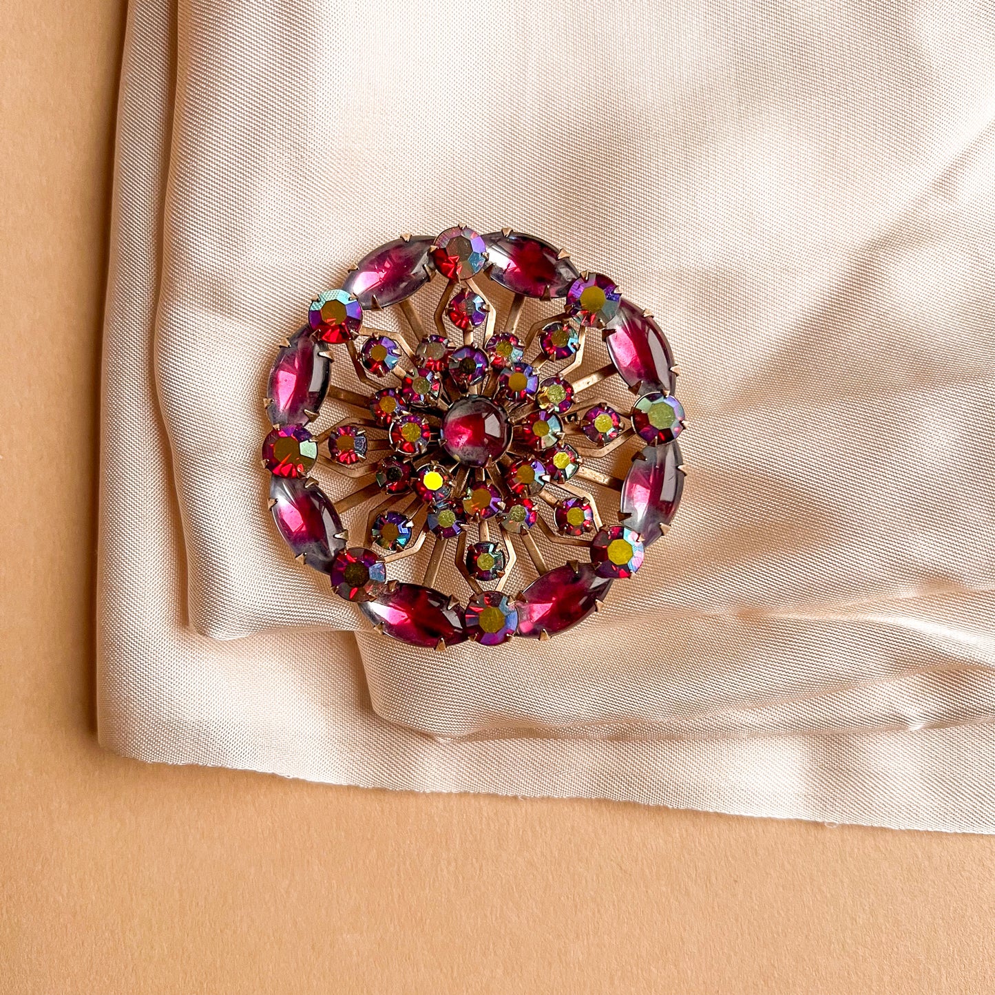 1950s Circular Brooch With Iridescent Pink Rhinestones