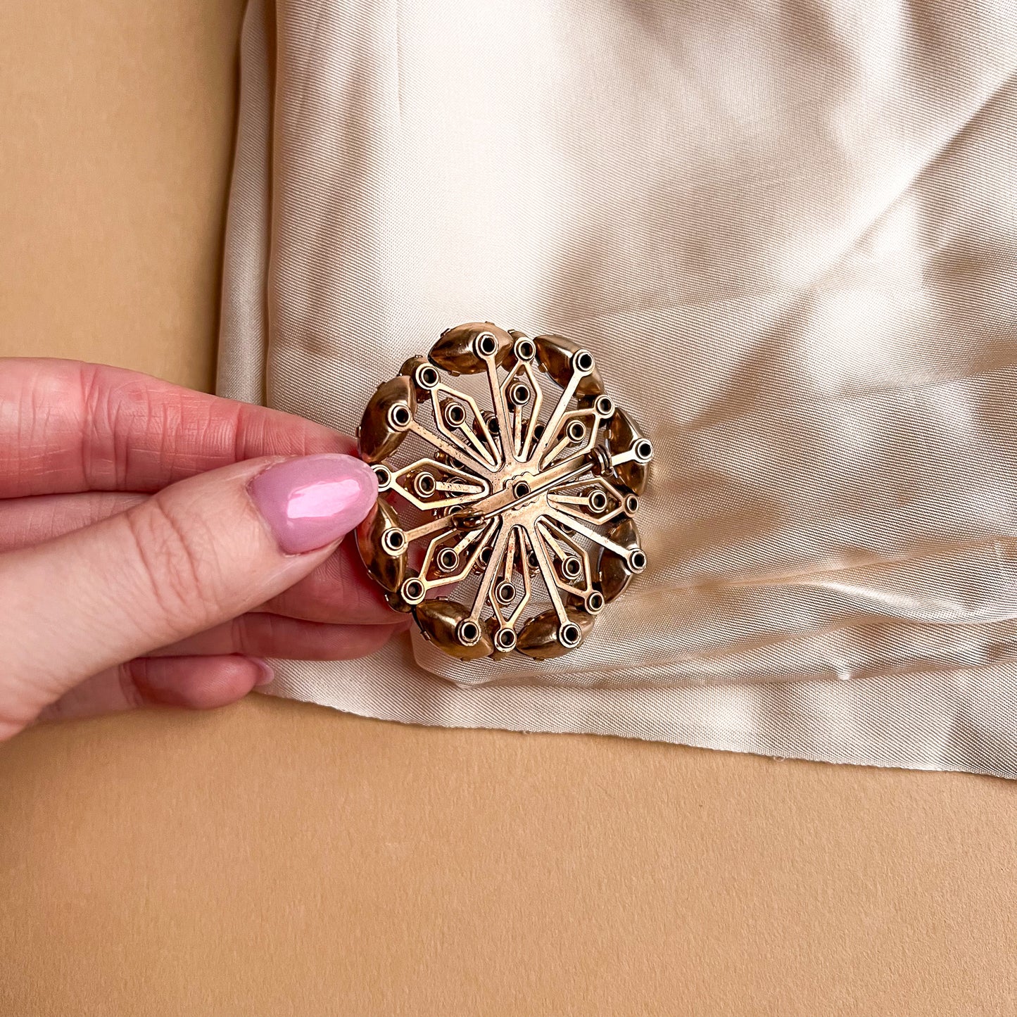 1950s Circular Brooch With Iridescent Pink Rhinestones