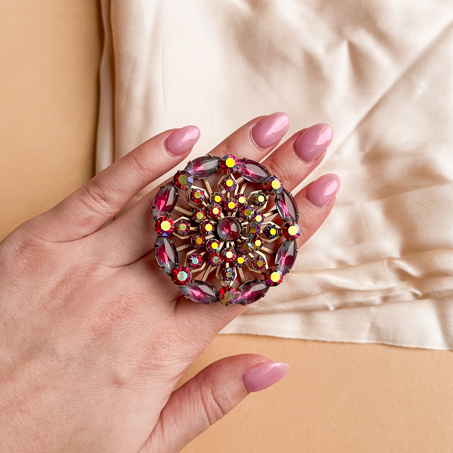 1950s Circular Brooch With Iridescent Pink Rhinestones