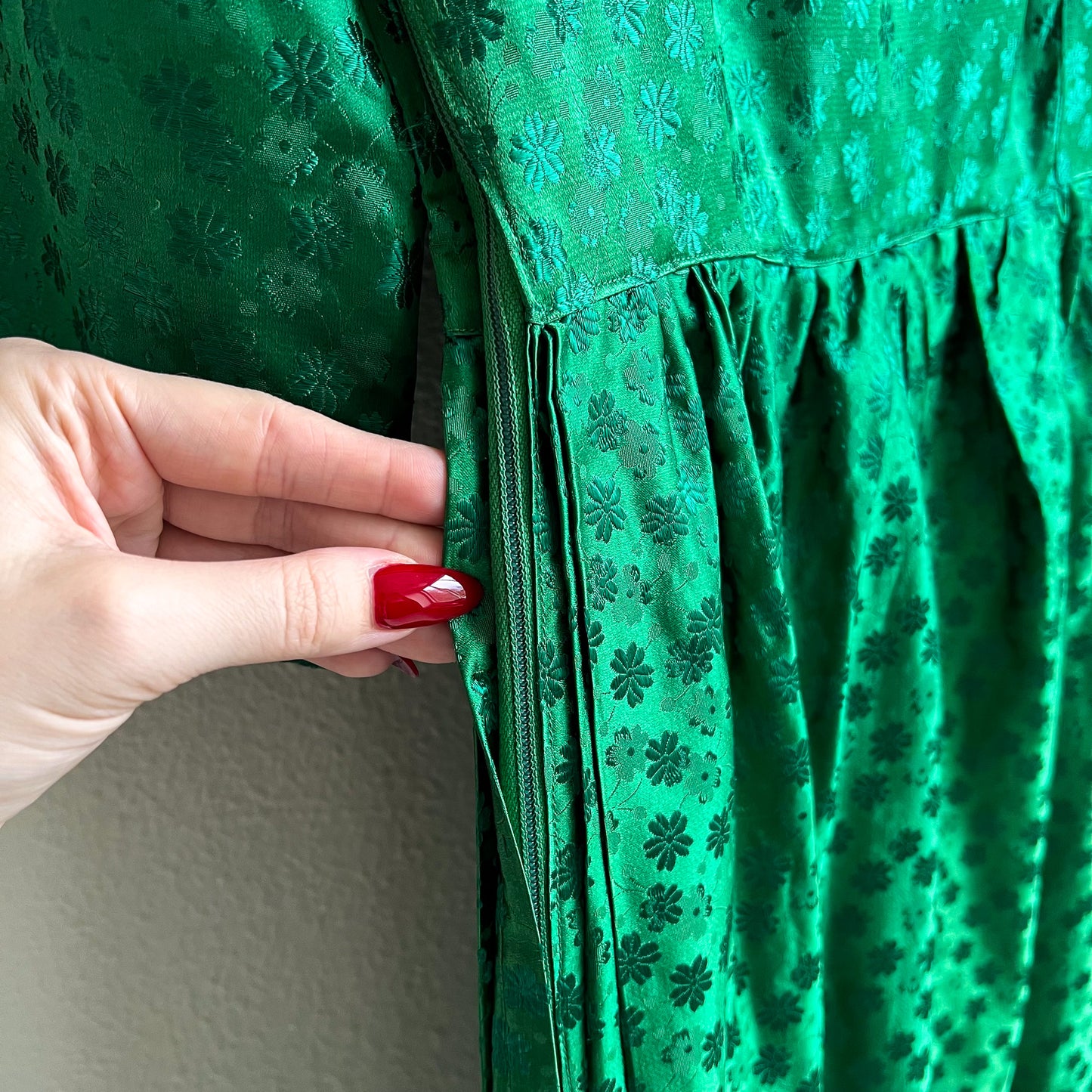 Glamorous 1950s Emerald Green Silk Dress With Glass Buttons (XS)