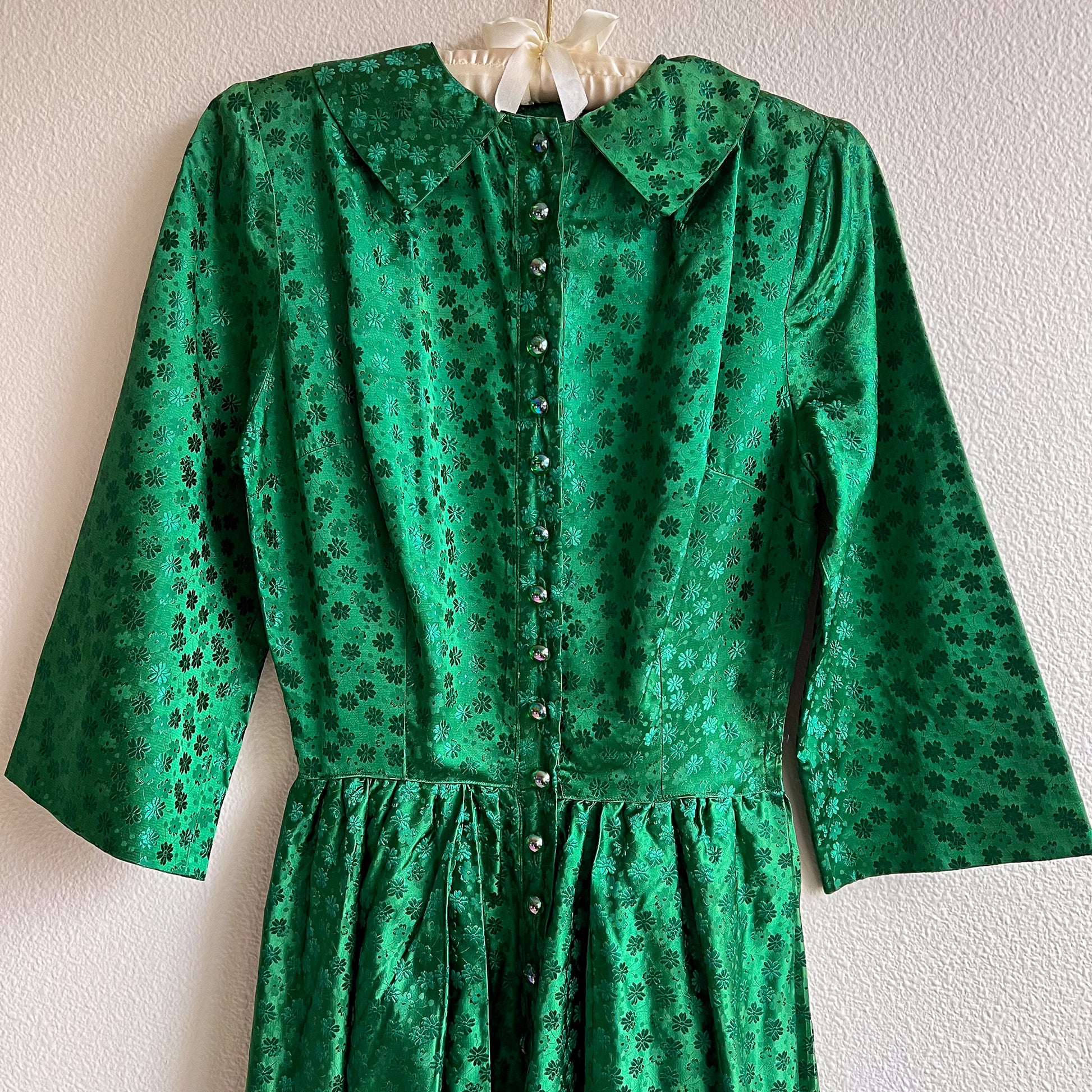 Glamorous 1950s Emerald Green Silk Dress With Glass Buttons (XS) Studio Gloria Vintage Glamorous 1950s Emerald Green Silk Dress With Glass Buttons (XS) Studio Gloria Vintage