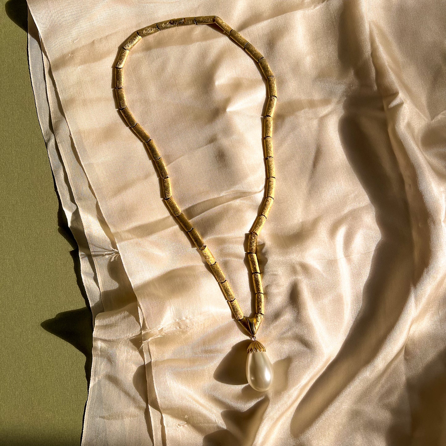 1950s Gold-Tone Necklace With Large Pearl Pendant