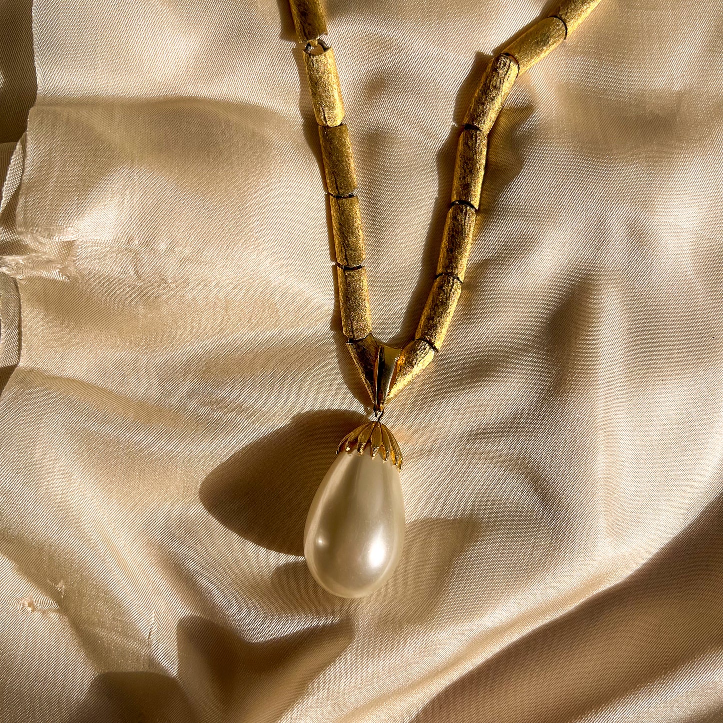 1950s Gold-Tone Necklace With Large Pearl Pendant