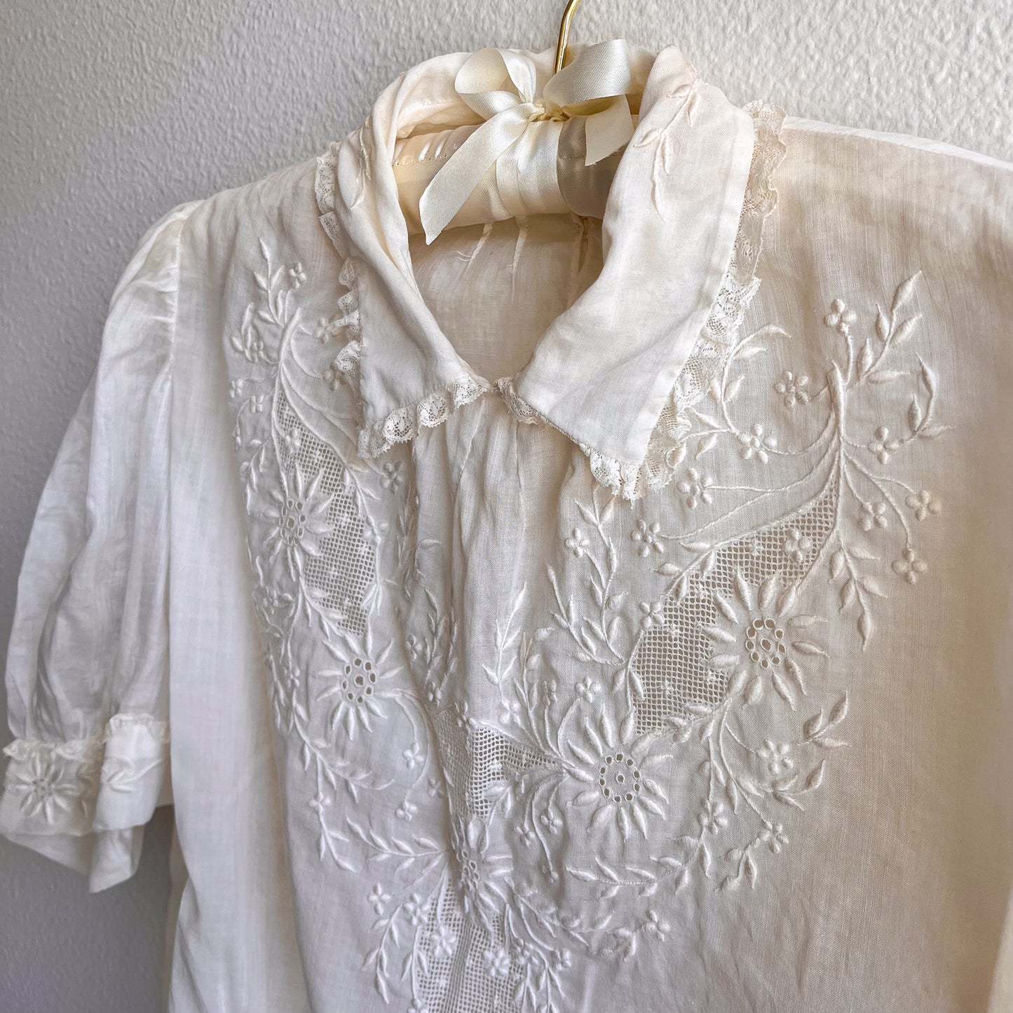 1950s Ivory Embroidered Sheer Collared Blouse (L/XL)