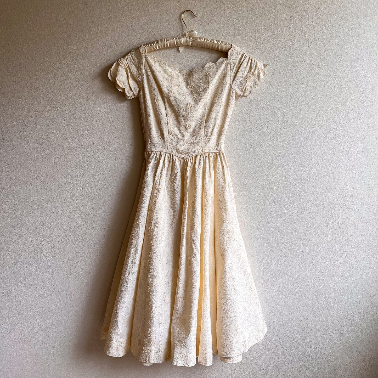 Stunning 1950s Ivory Embroidered Tea Dress (XS/S)