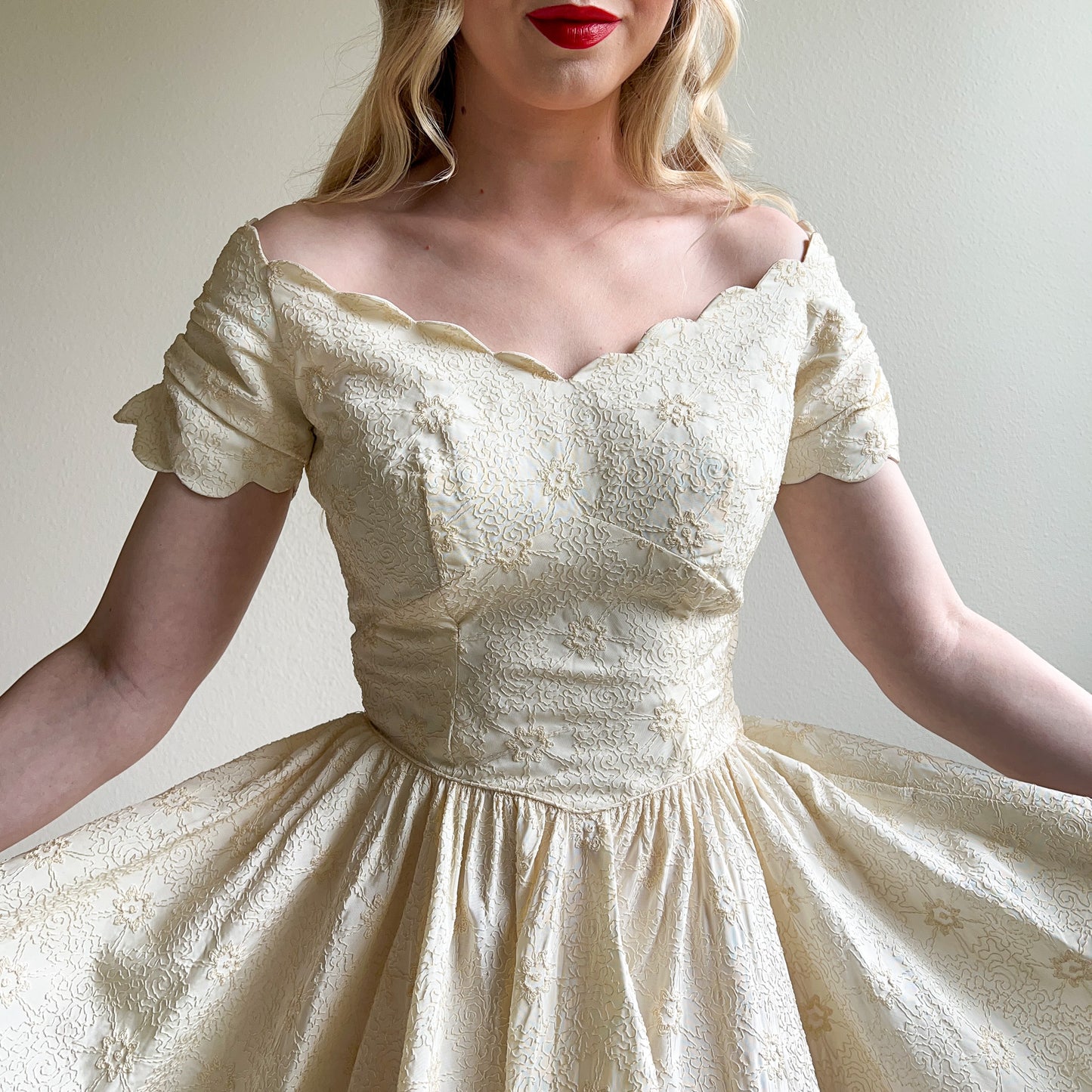 Stunning 1950s Ivory Embroidered Tea Dress (XS/S)