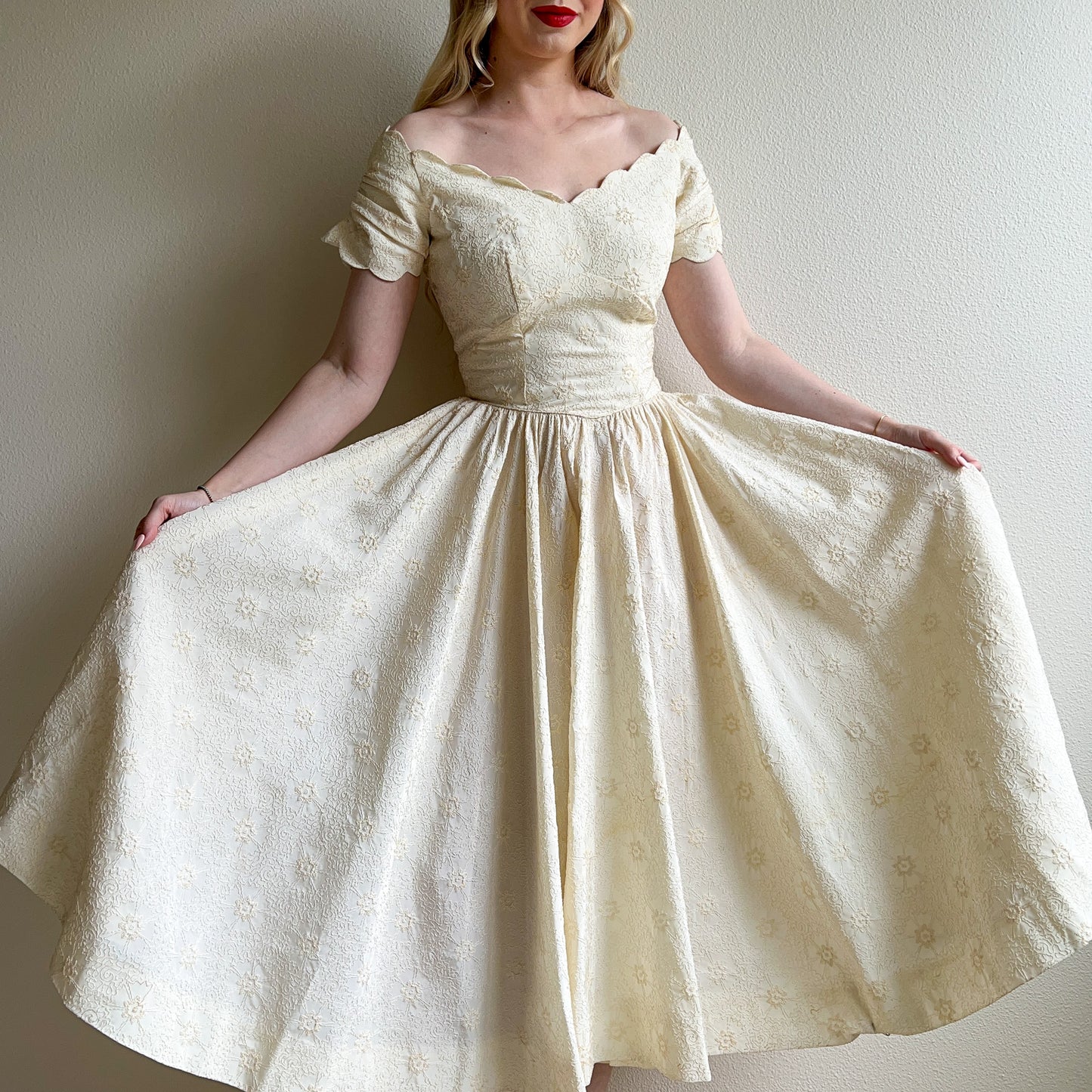 Stunning 1950s Ivory Embroidered Tea Dress (XS/S)