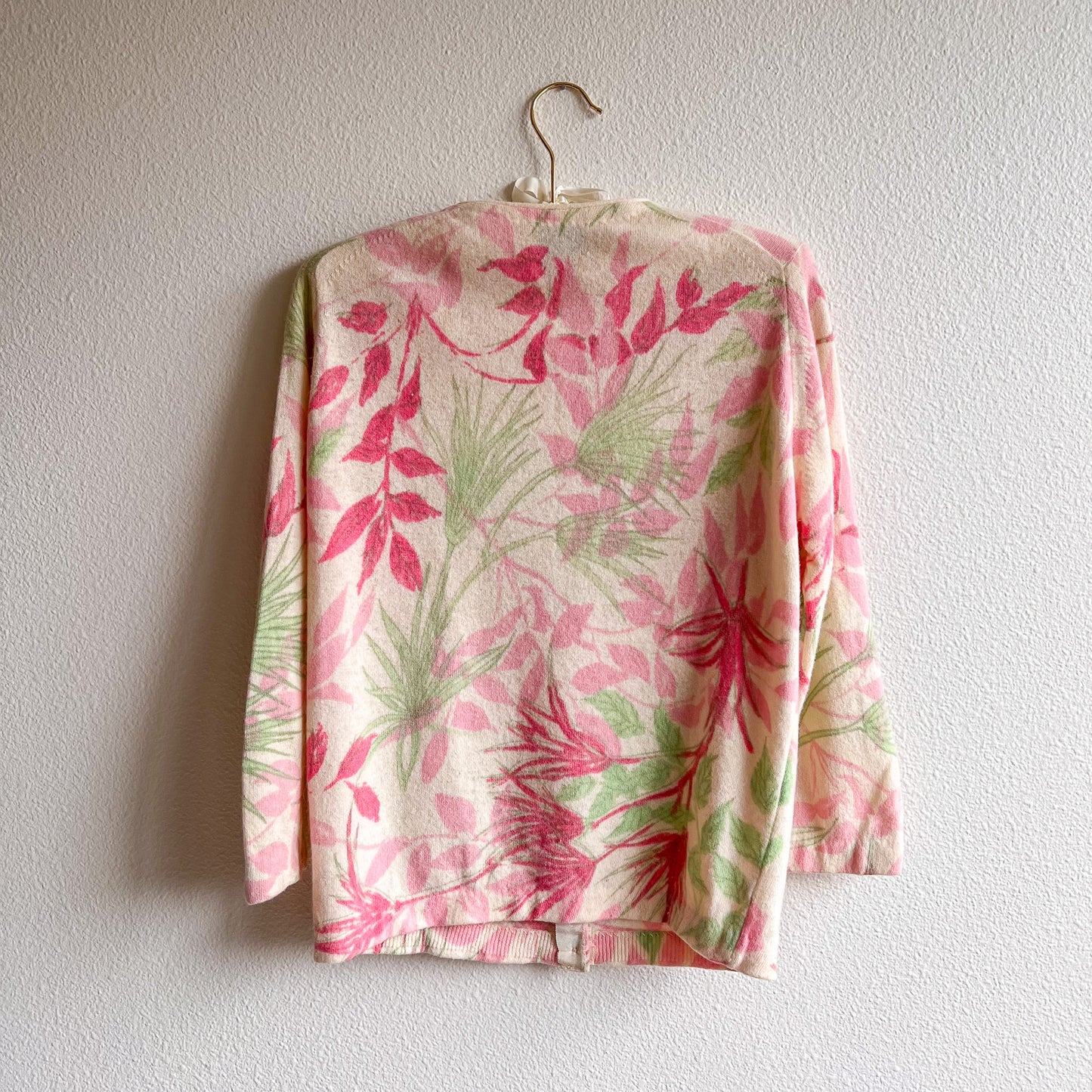 1950s Pink and Green Leaves Pattern Cardigan (S/M)