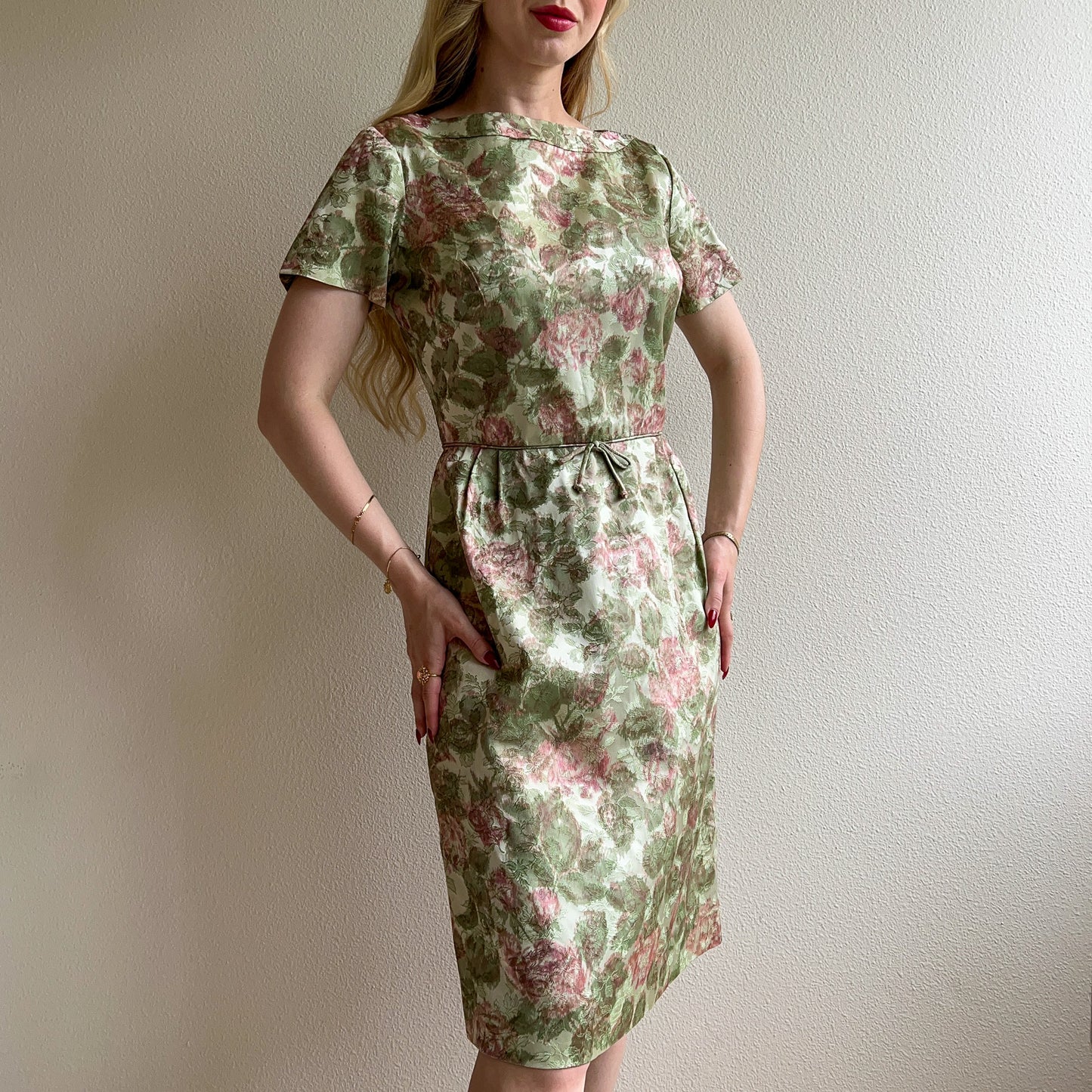 Charming 1950s Rose Print Sheath Cocktail Dress (S/M)