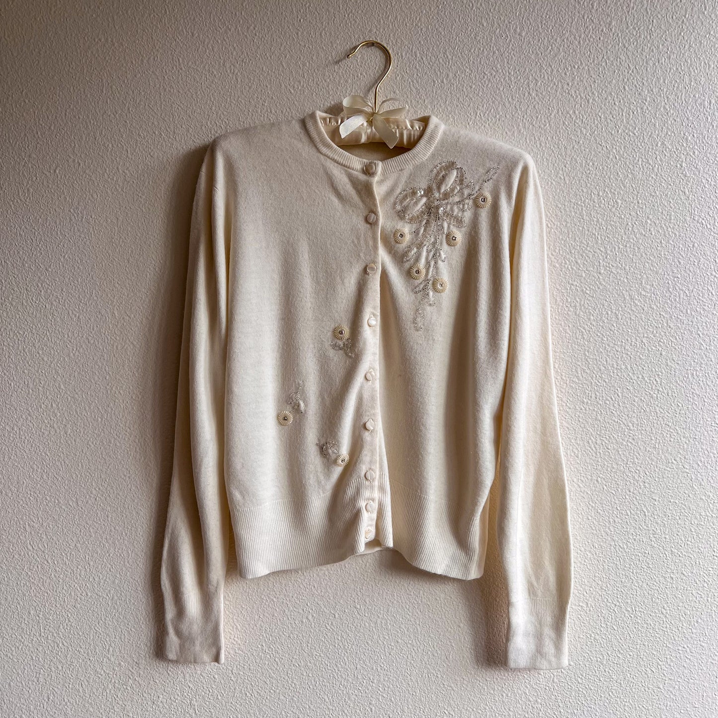 Soft 1950s White Cardigan With Beaded Bow (M/L)