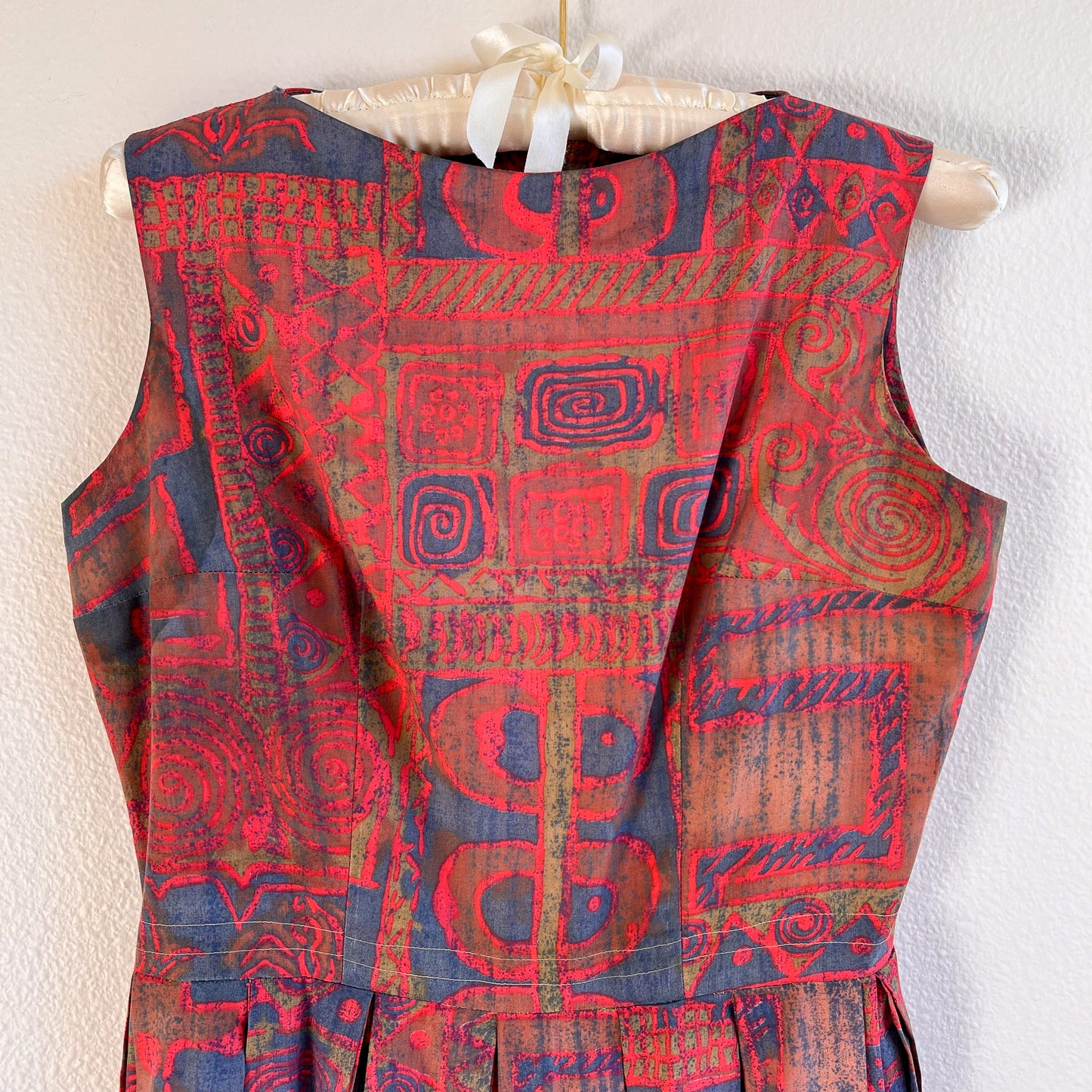 1950s Funky Tiki Print Dress With Pleated Skirt (M)