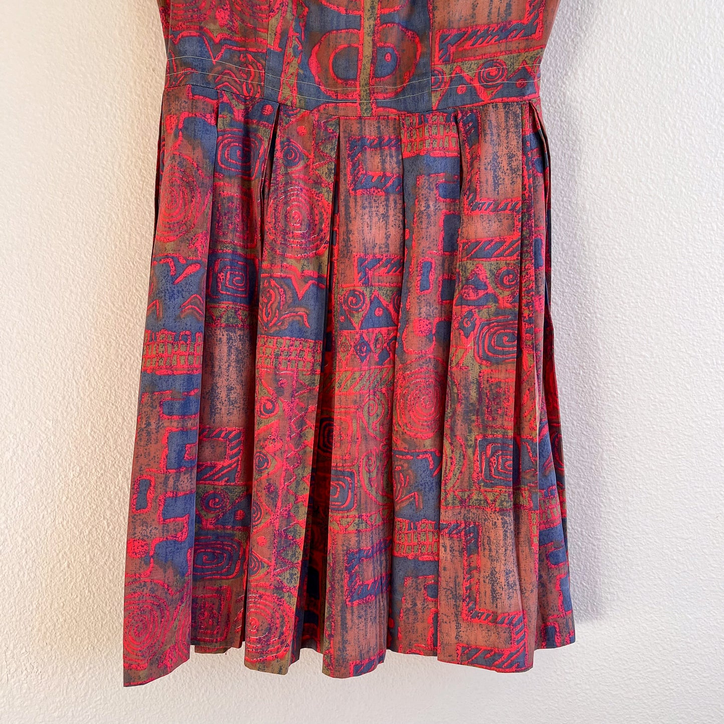 1950s Funky Tiki Print Dress With Pleated Skirt (M)