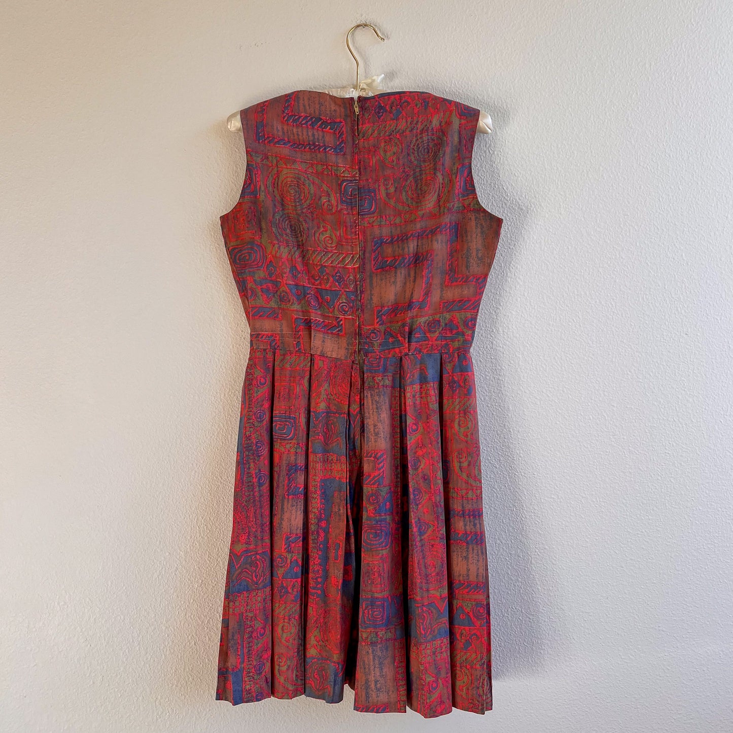 1950s Funky Tiki Print Dress With Pleated Skirt (M)