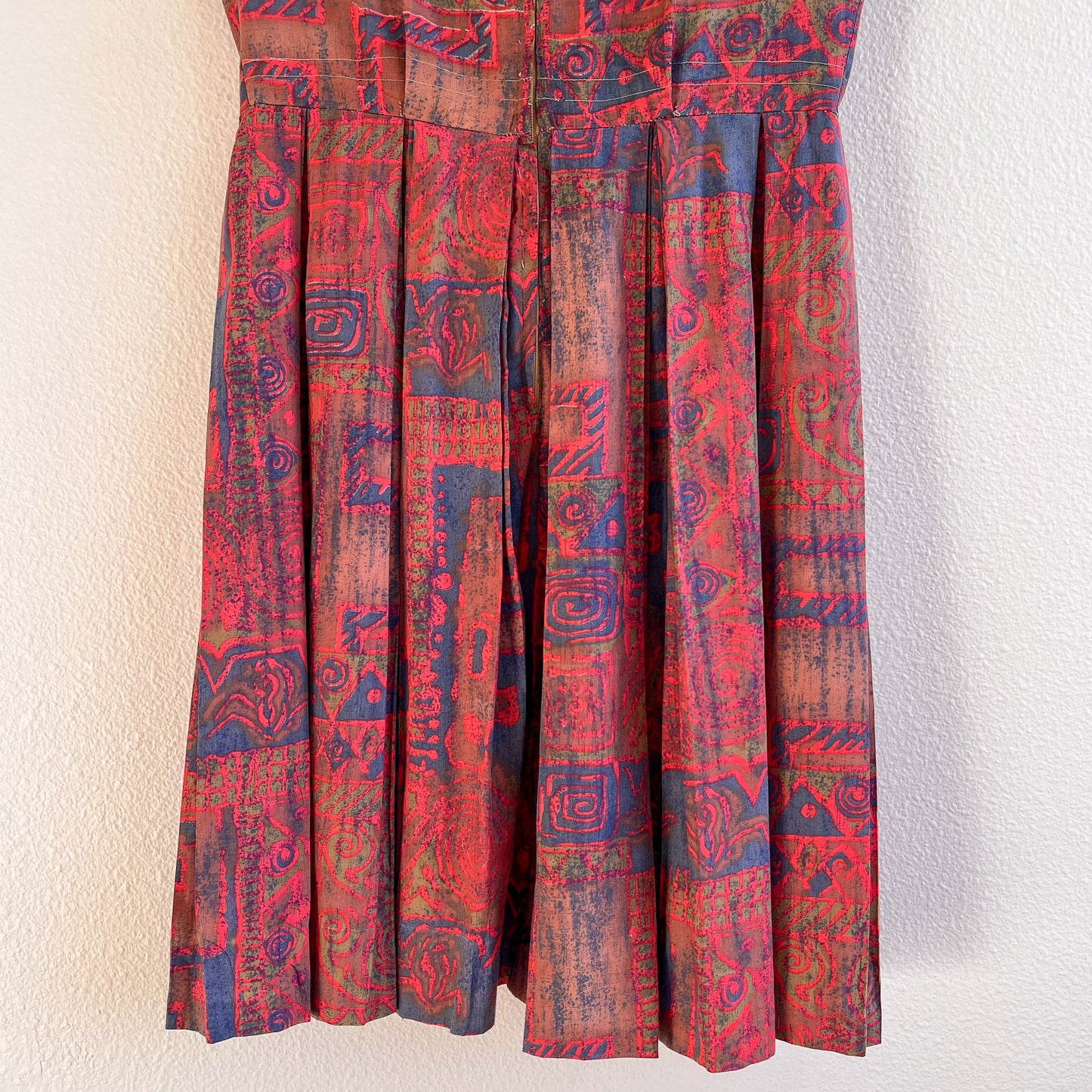 1950s Funky Tiki Print Dress With Pleated Skirt (M)