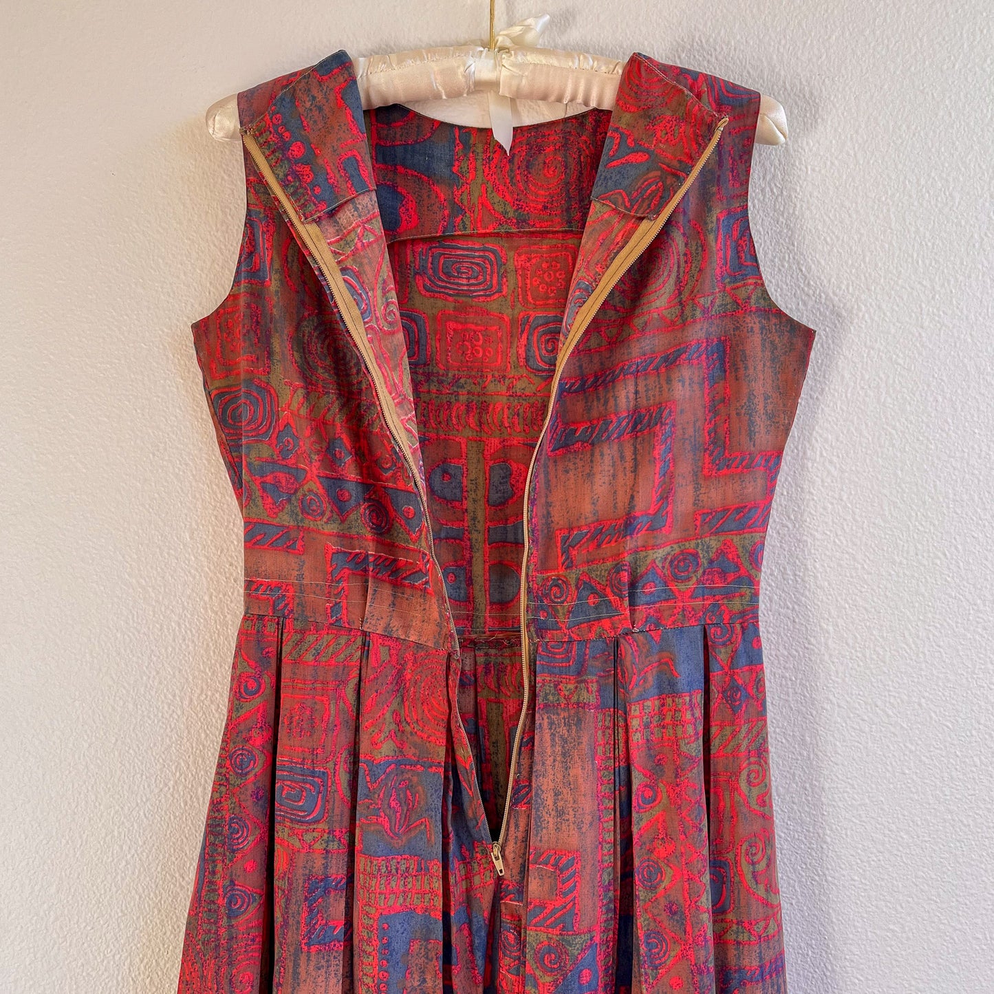 1950s Funky Tiki Print Dress With Pleated Skirt (M)