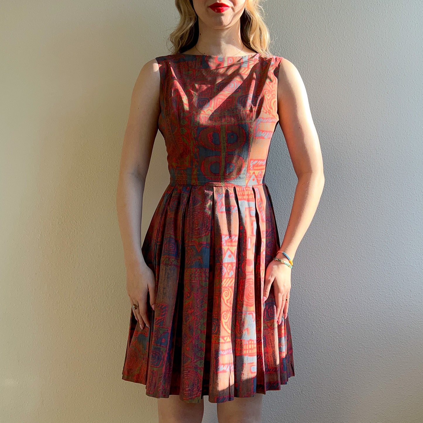1950s Funky Tiki Print Dress With Pleated Skirt (M)