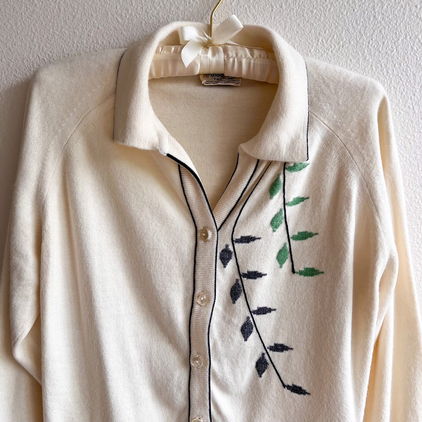 1950s White Cashmere Cardigan With Leaf Details (S/M)