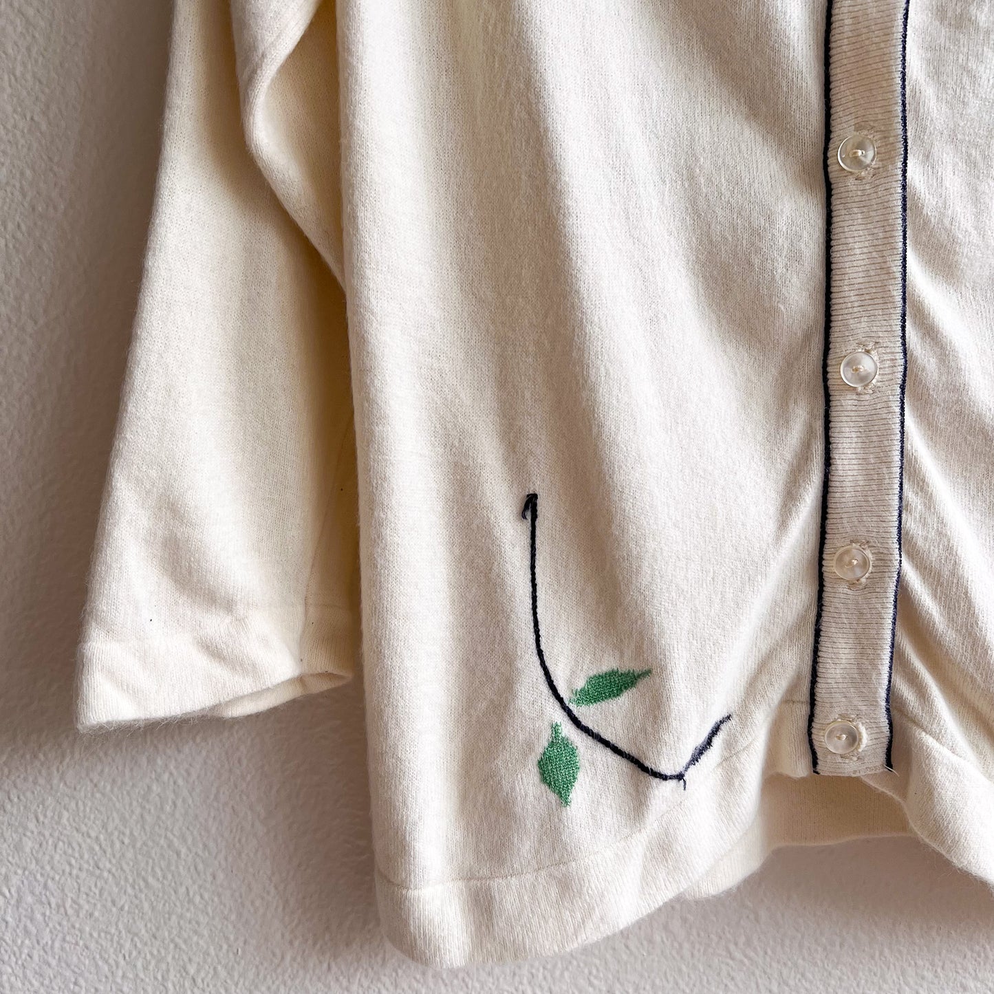 1950s White Cashmere Cardigan With Leaf Details (S/M)
