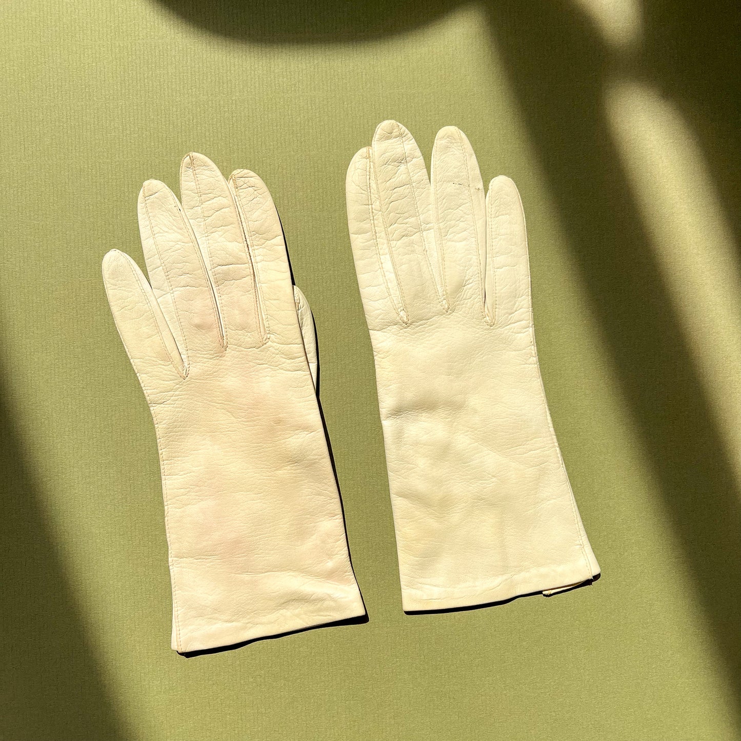 Adorable 1950s White Kid Leather Gloves