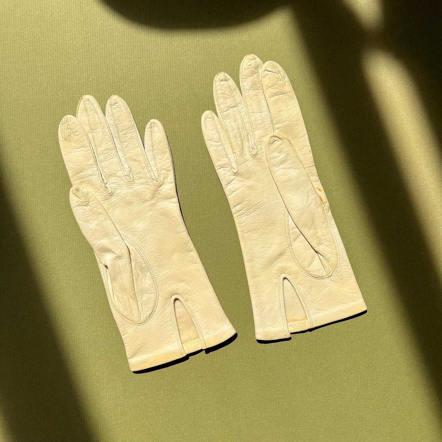 Adorable 1950s White Kid Leather Gloves