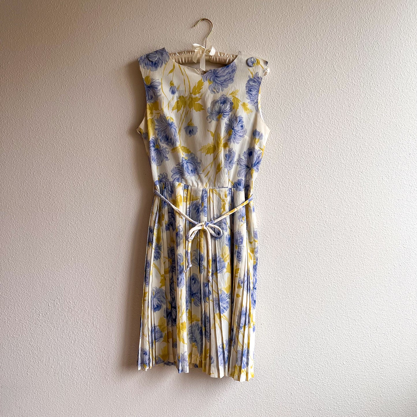 1950s White Pleated Dress With Soft Blue Florals (M)