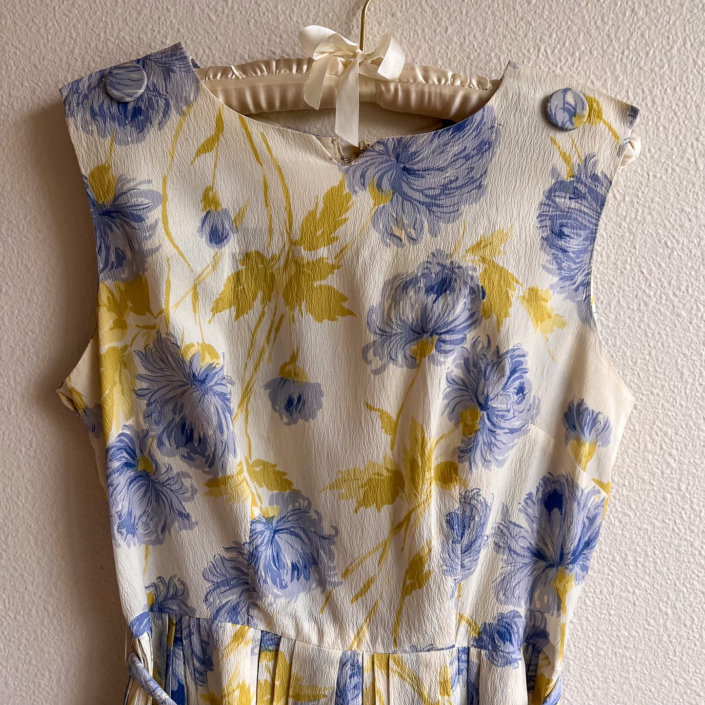 1950s White Pleated Dress With Soft Blue Florals (M)