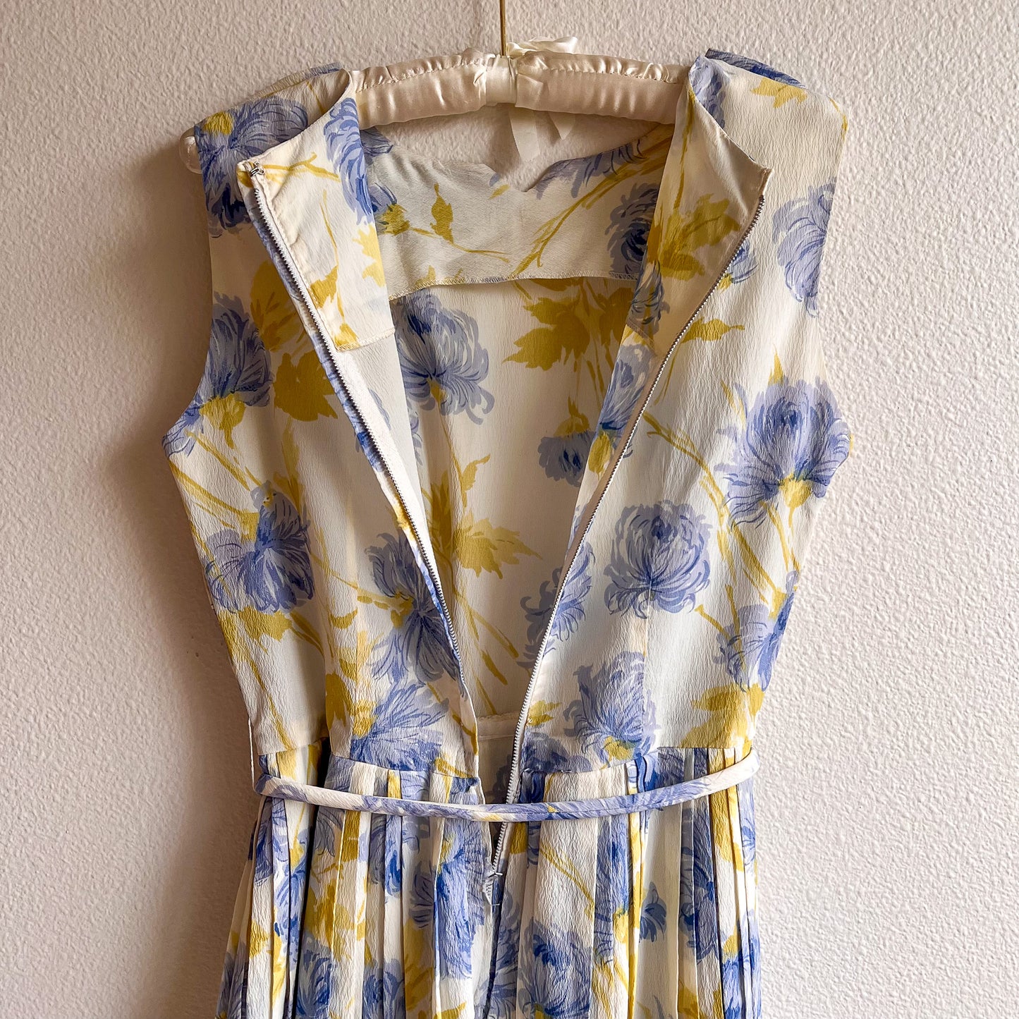 1950s White Pleated Dress With Soft Blue Florals (M)