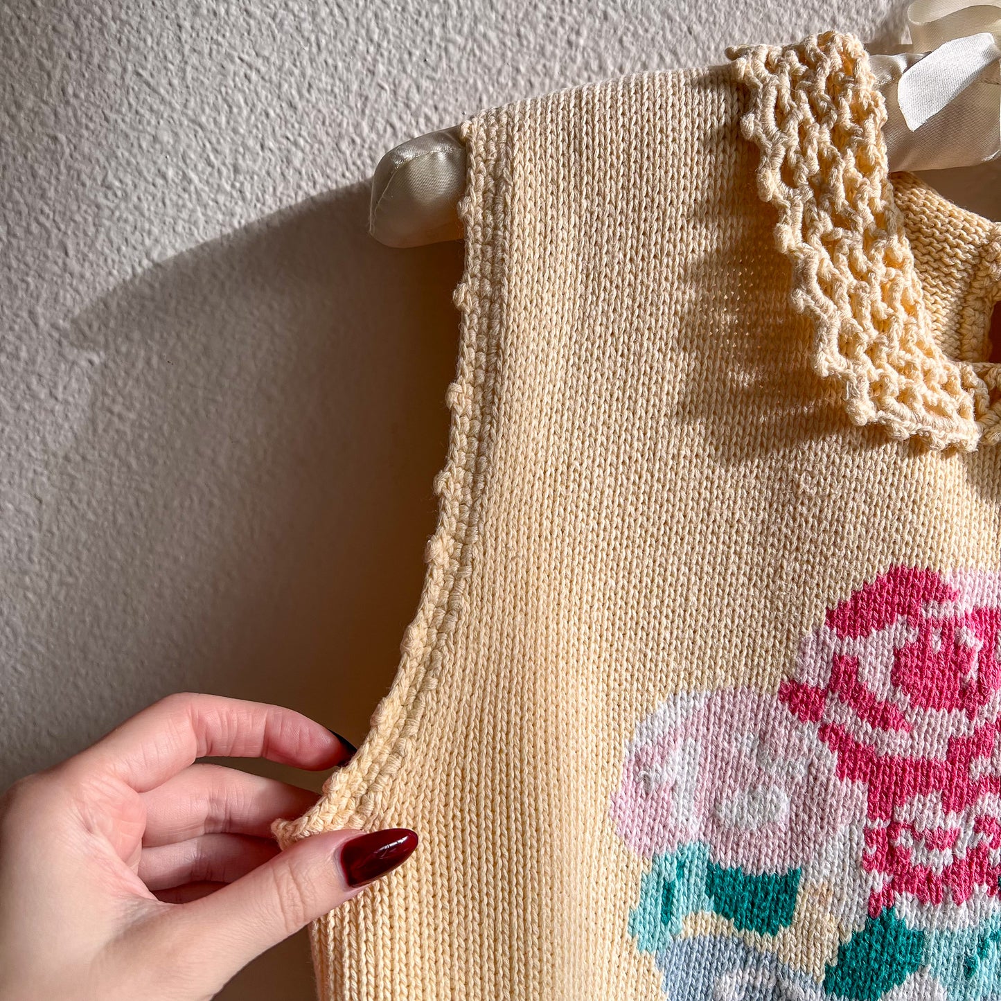 Adorable 1980s Cream Sweater With Floral Bouquet (S/M)