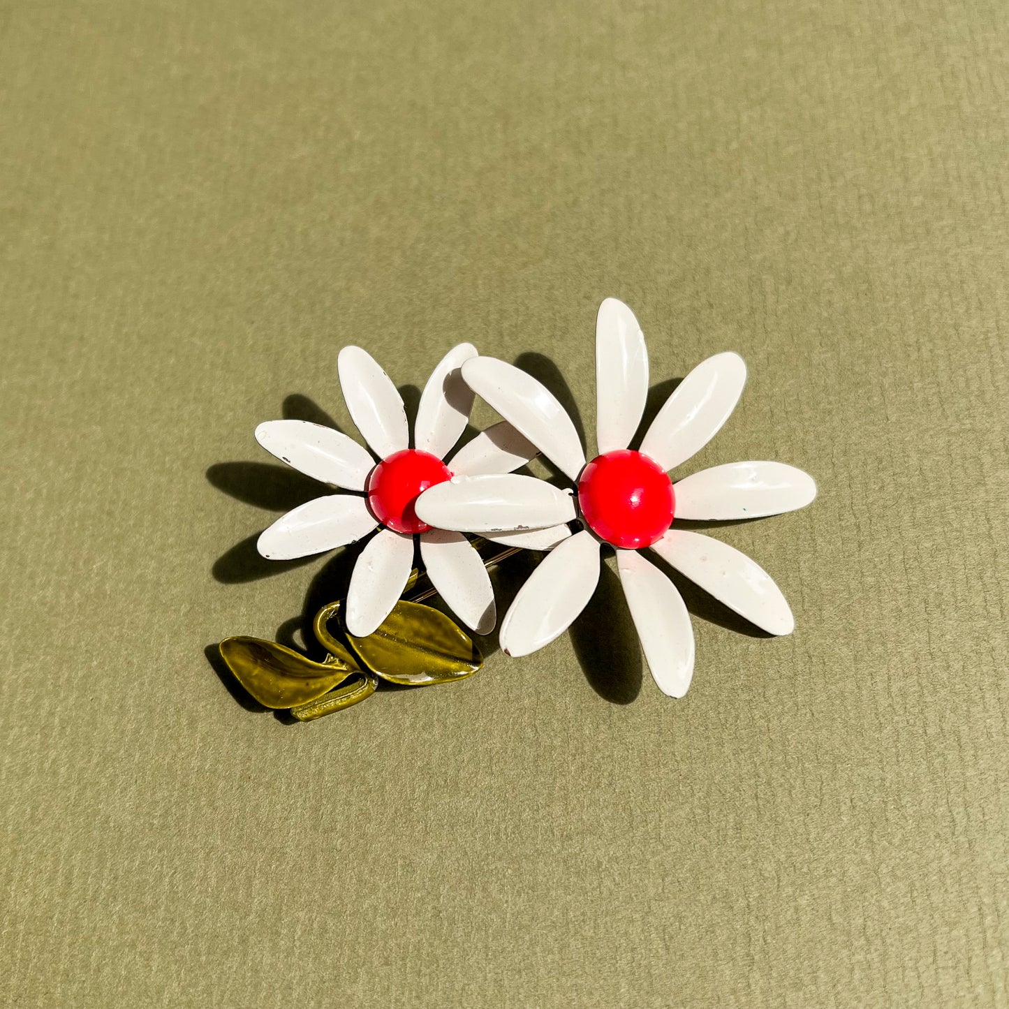 1960s White Daisies Brooch With Hot Pink Center