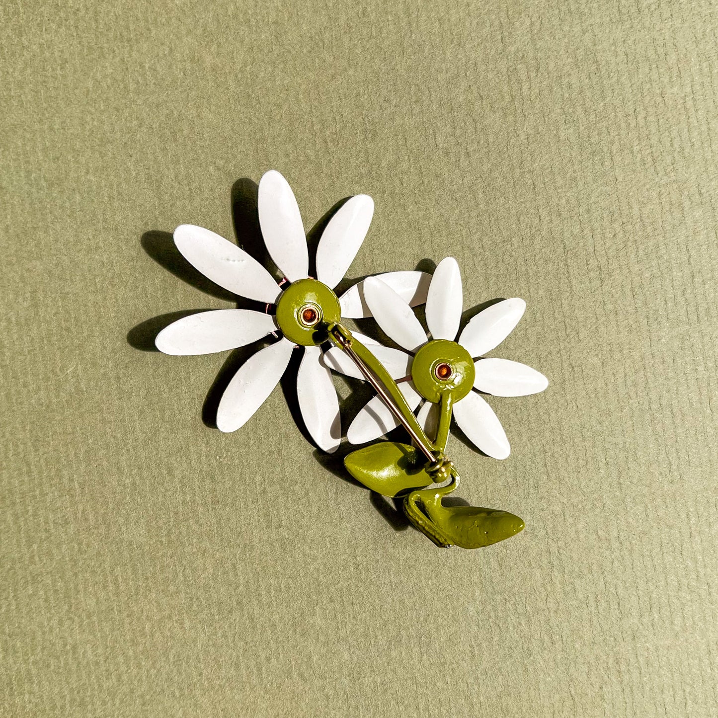 1960s White Daisies Brooch With Hot Pink Center