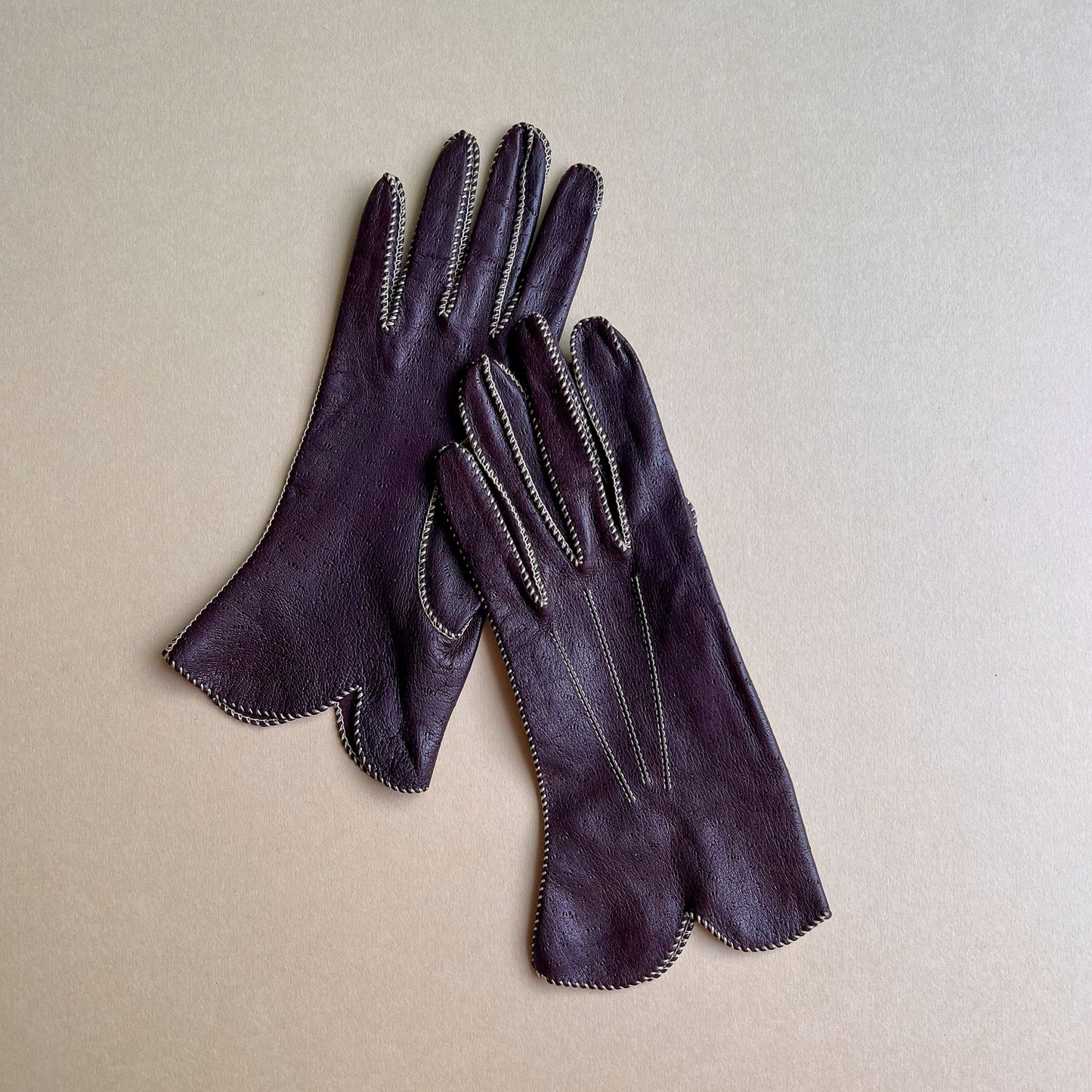 1960s Chocolate Brown Leather Gloves With Stitching