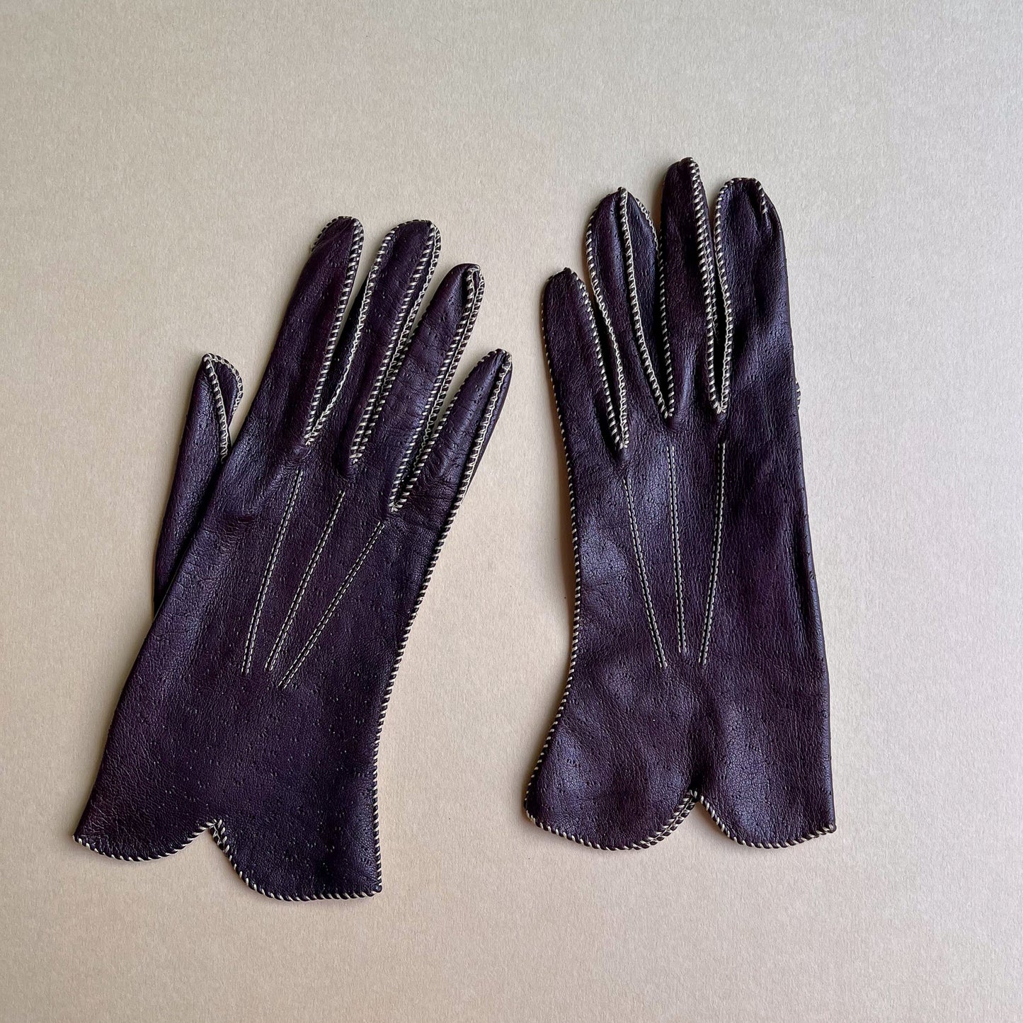 1960s Chocolate Brown Leather Gloves With Stitching